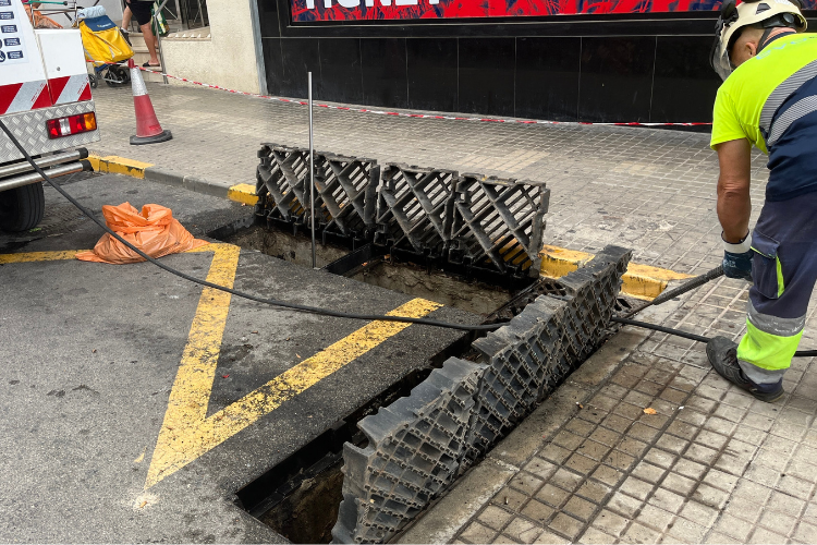 Limpieza imbornales en las calles de Elche