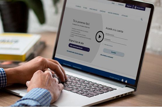 ordenador portátil abierto con dos manos en el teclado preparadas para escribir