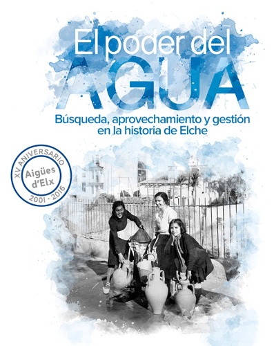 tres mujeres en el Puente de Santa Teresa sosteniendo cántaros de agua