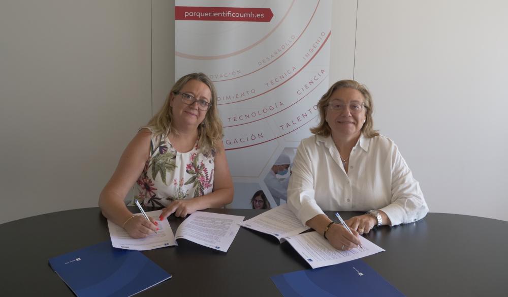 Firma convenio de Aigües d´Elx y el PArque Científico de la UMH. en la foto están directora gerente de Aigües d´Elx, Mª y directora-gerente del Parque Científico.