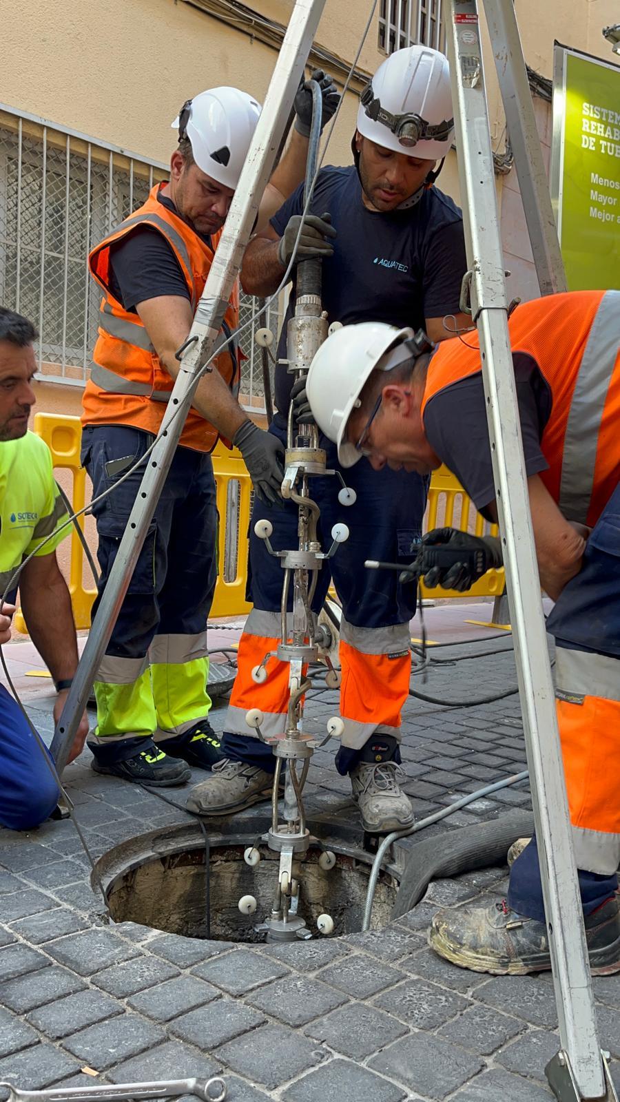 Operarios trabajando en una arqueta e introduciendo cámaras para visualizar el estado interior de la red.