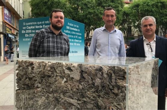 gerente de Aigües i Sanejament d´Elx, Alcalde de Elche y Concejal de Aguas tras una cubeta llena de toallitas sucias